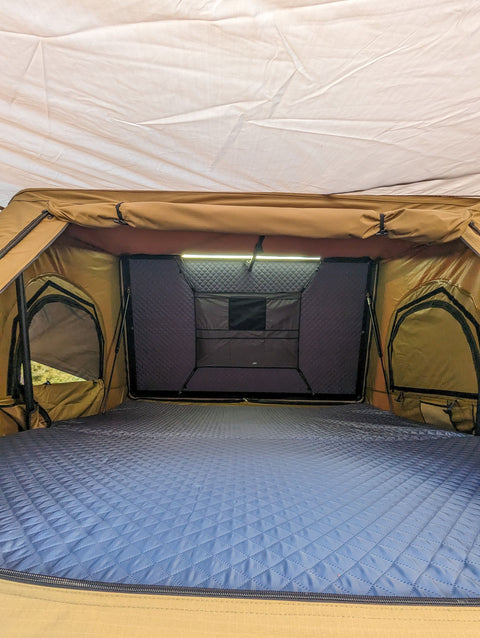 Intérieur tente de toit avec matelas et éclairage LED