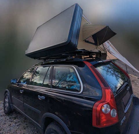 Tente de toit aluminium ouverte sur Ford Ranger pour bivouac